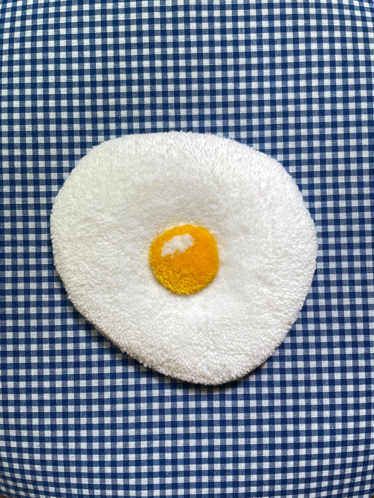 Petit oeuf au plat tufté (à suspendre ou poser)