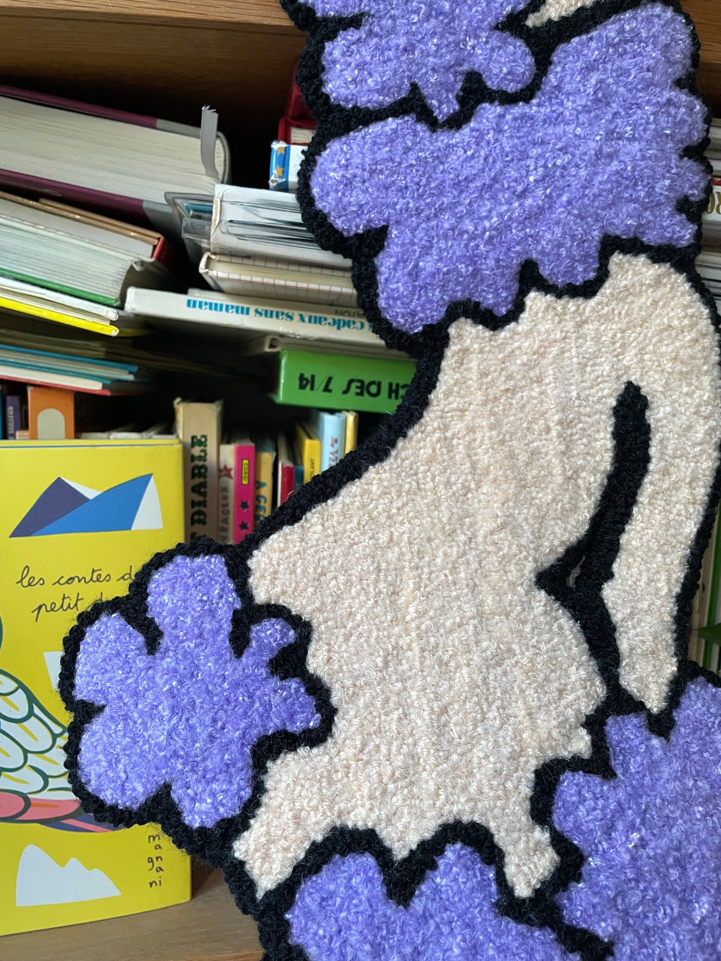 « Kate » Tapisserie caniche décoration murale tufting