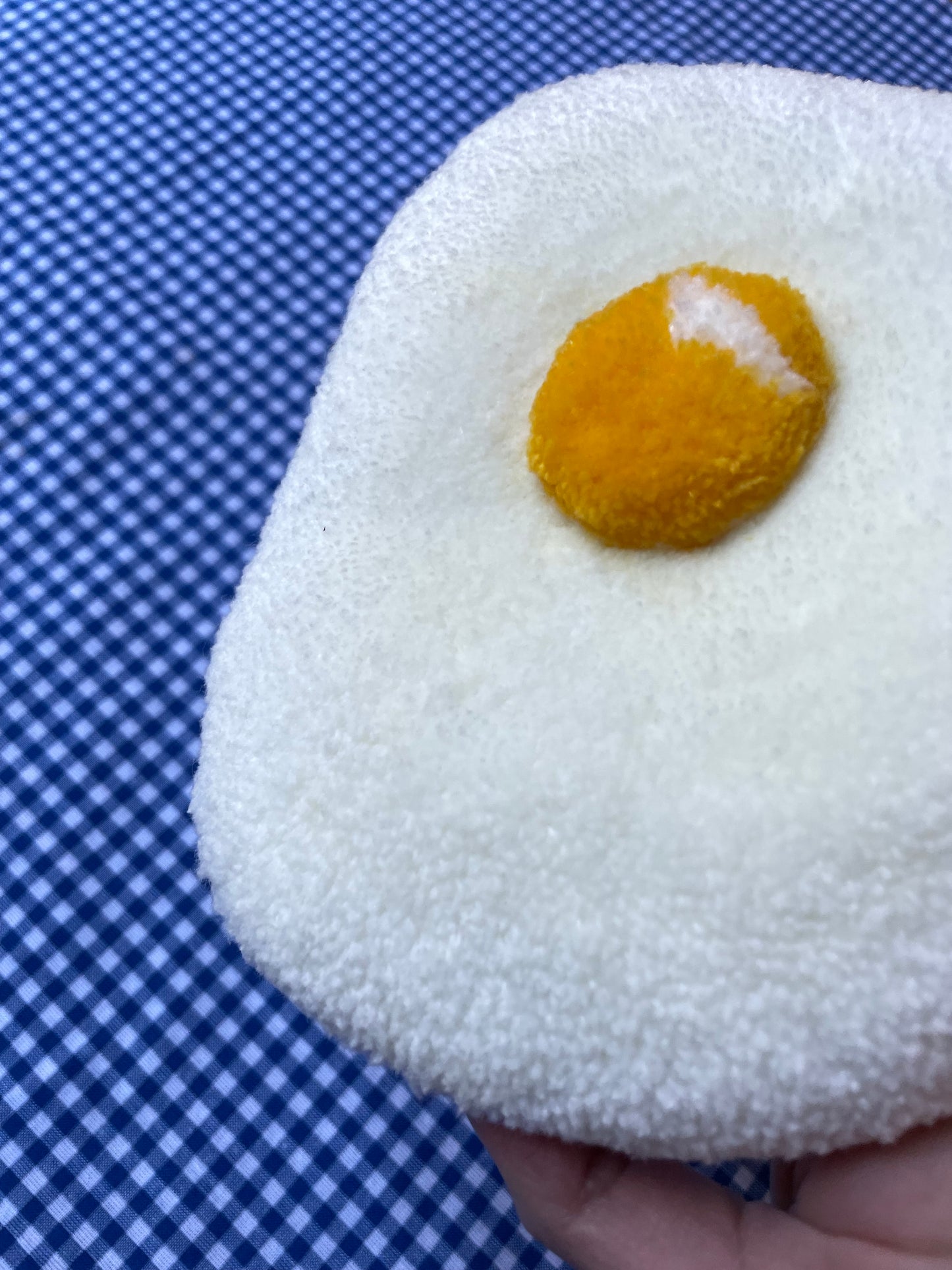 Petit oeuf au plat tufté (à suspendre ou poser)