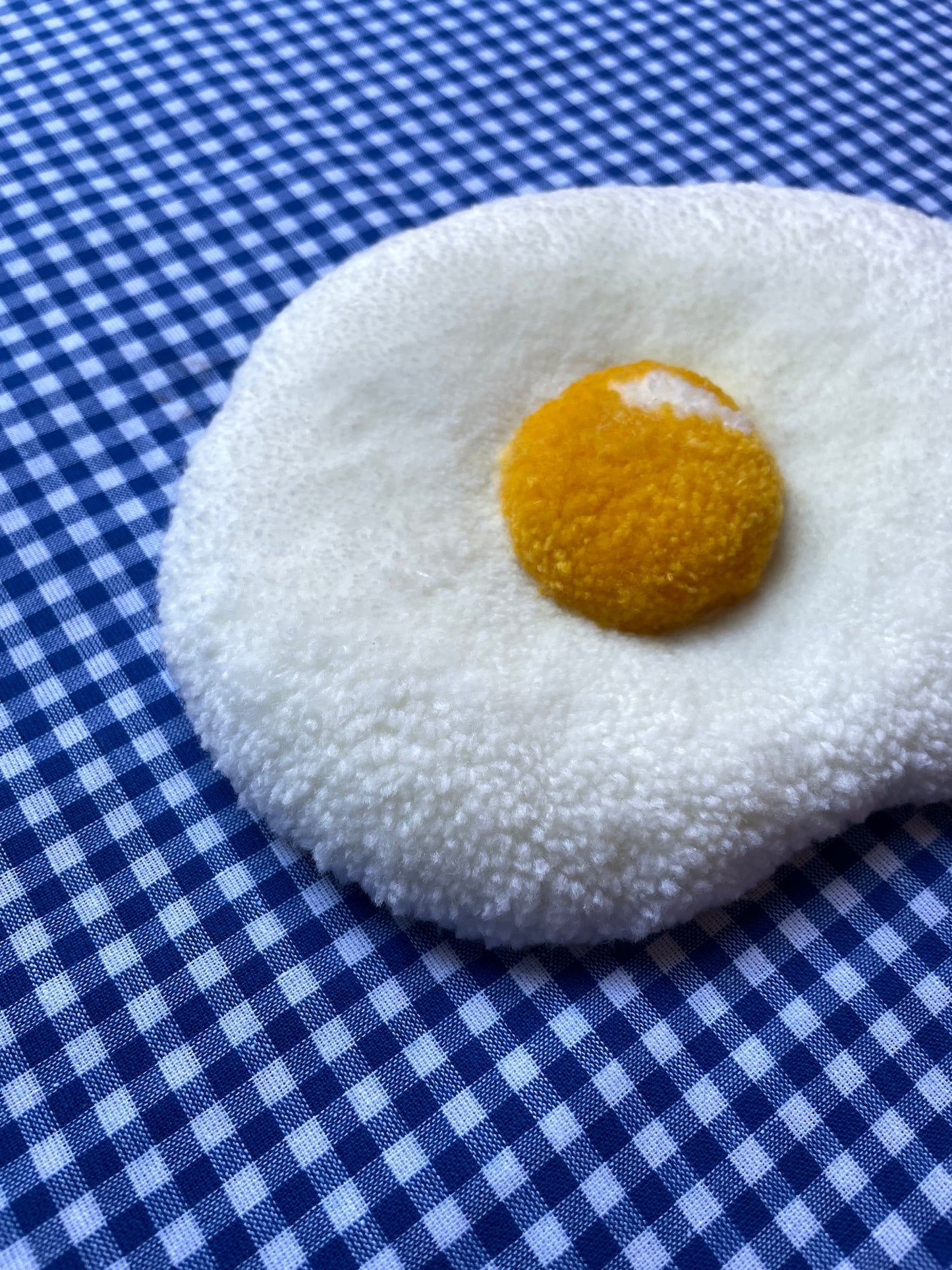Petit oeuf au plat tufté (à suspendre ou poser)