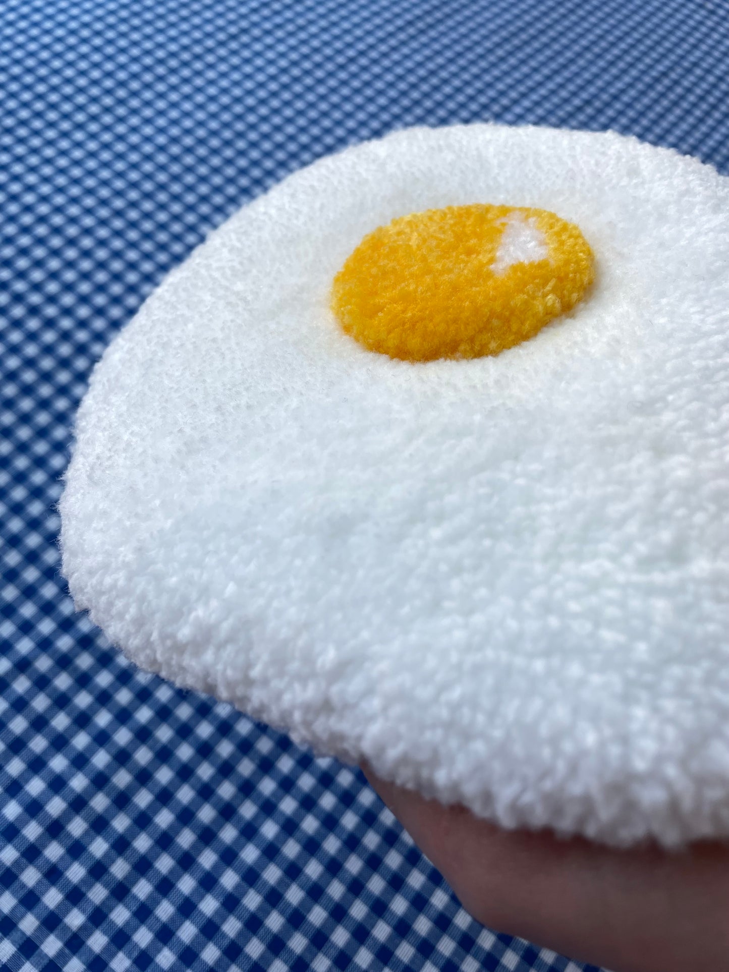 Petit oeuf au plat tufté (à suspendre ou poser)