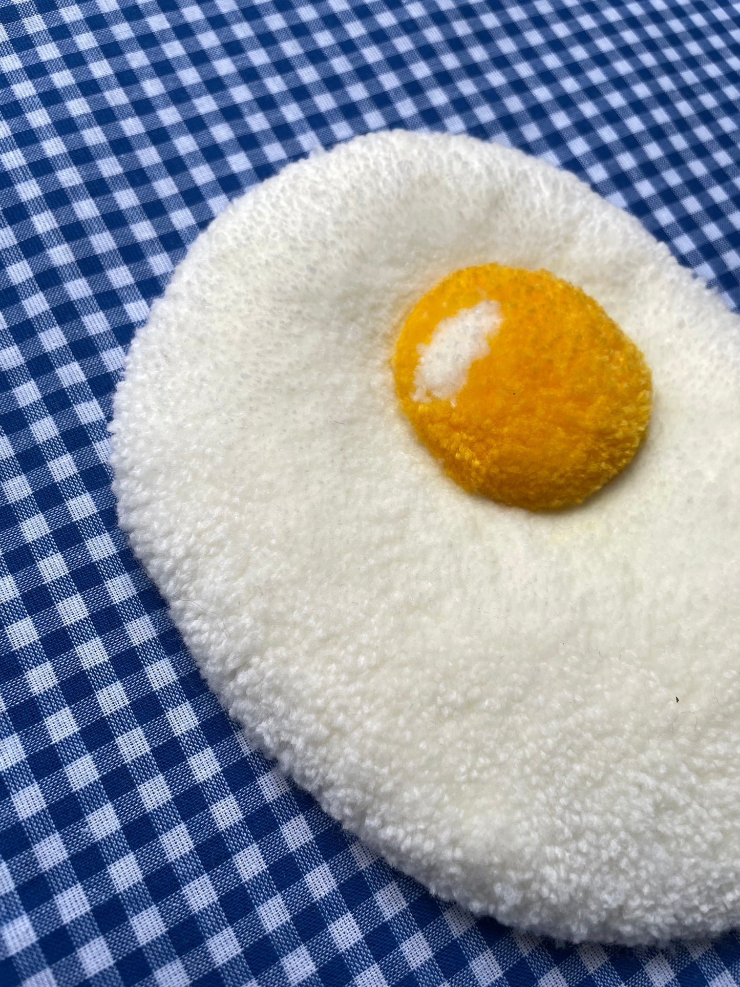 Petit oeuf au plat tufté (à suspendre ou poser)