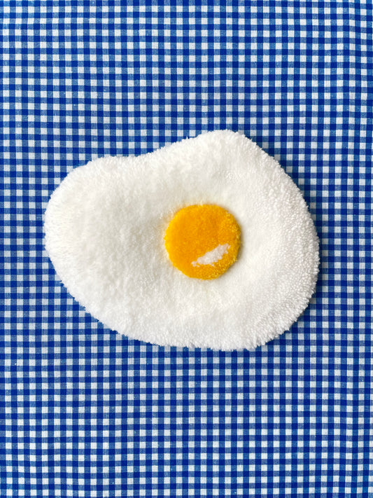 Petit oeuf au plat tufté (à suspendre ou poser)