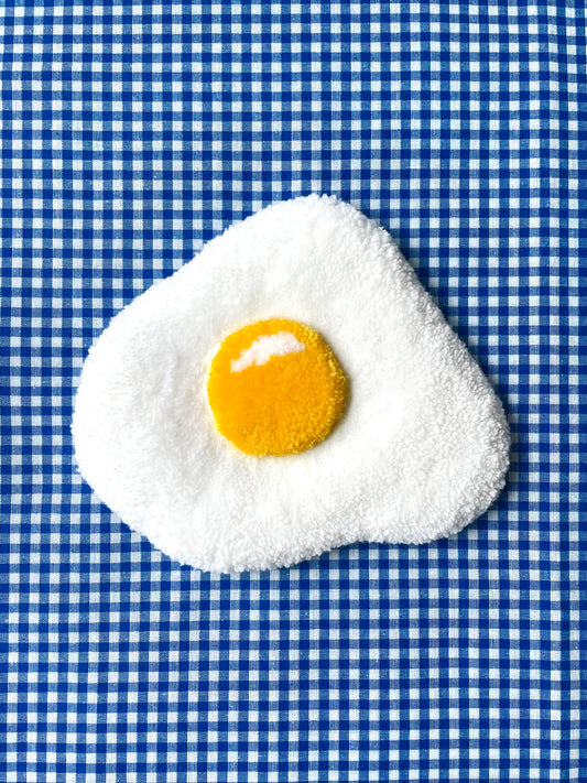 Petit oeuf au plat tufté (à suspendre ou poser)