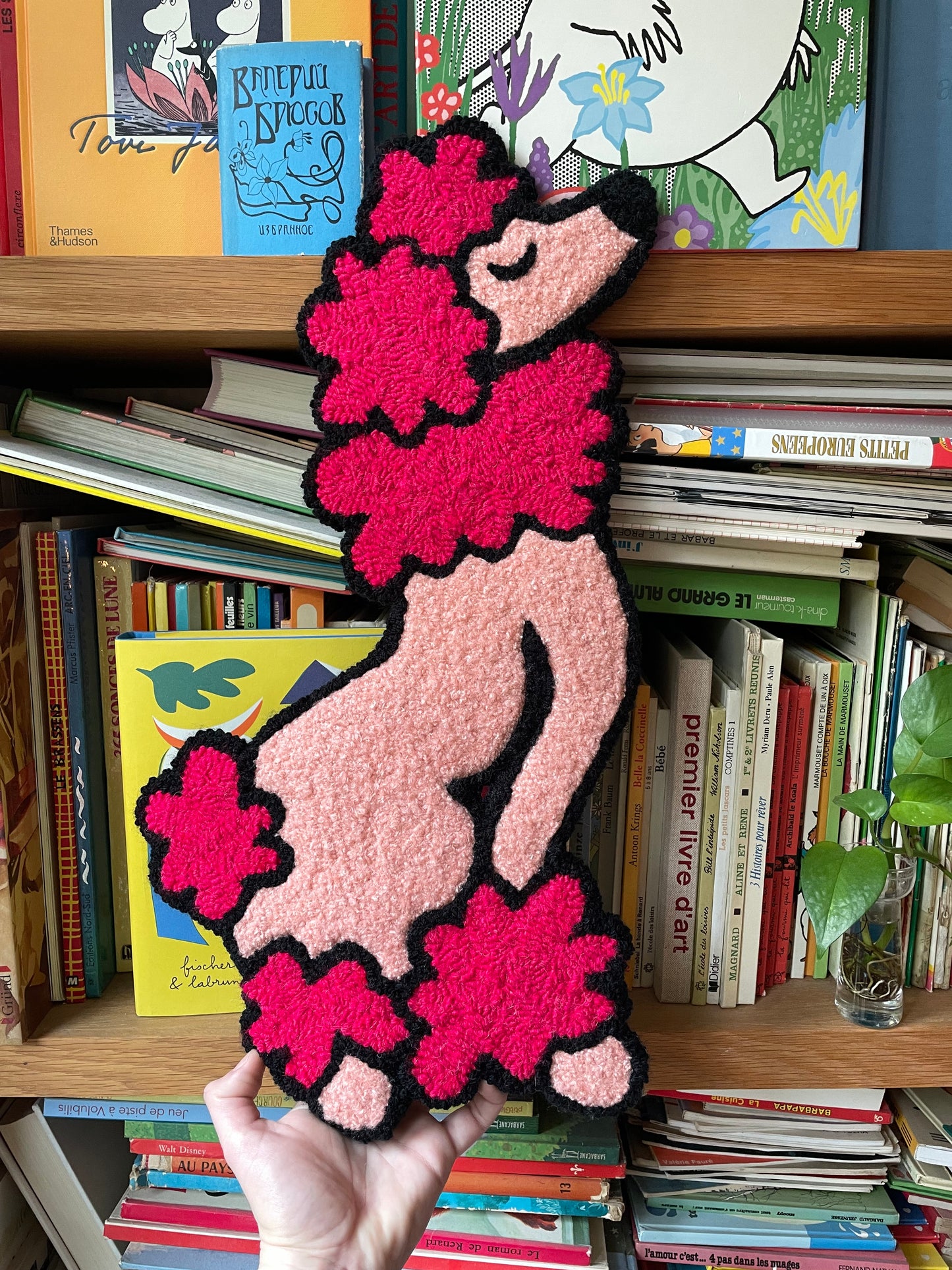 « Rosie » Tapisserie caniche décoration murale tufting