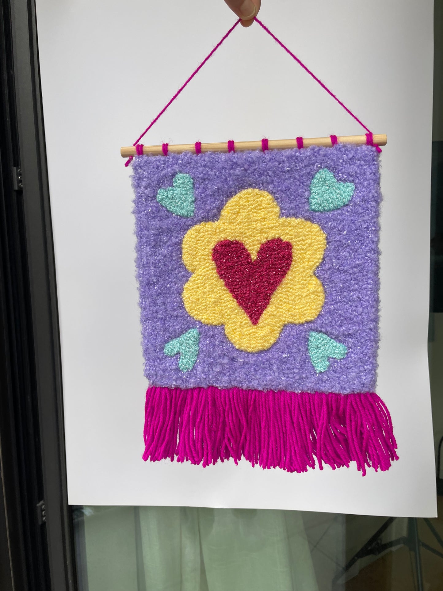 Bannière fanion à franges cœur fleur en tufting