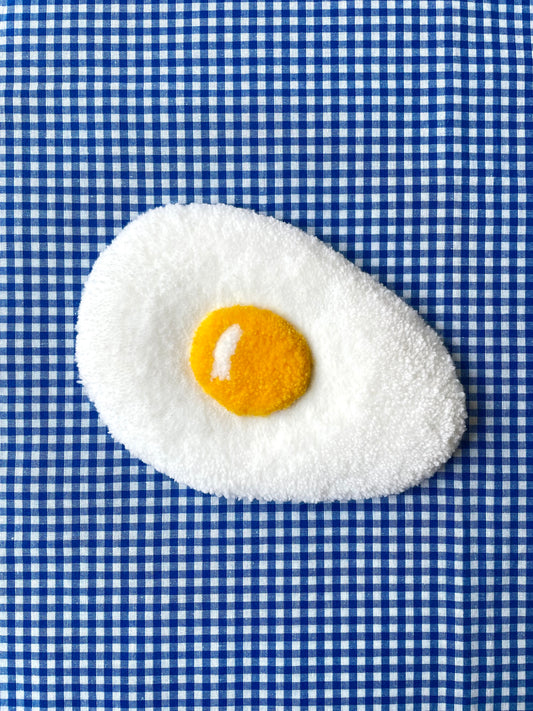 Petit oeuf au plat tufté (à suspendre ou poser)