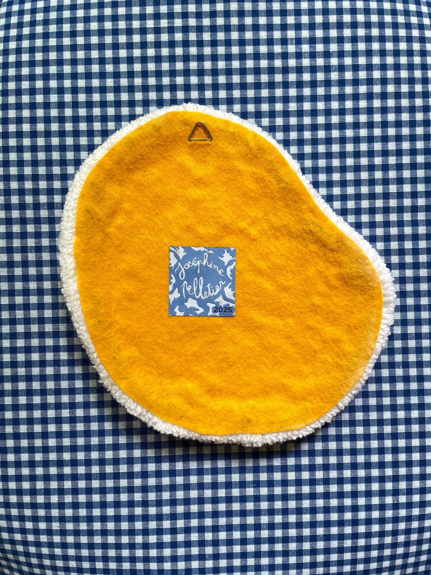 Petit oeuf au plat tufté (à suspendre ou poser)