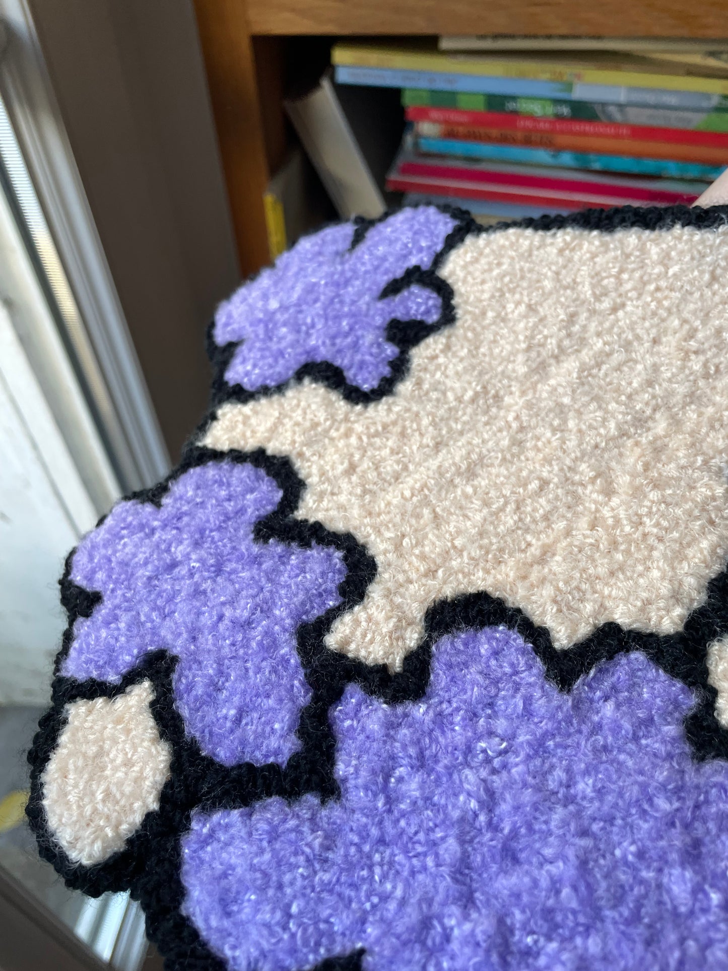 « Kate » Tapisserie caniche décoration murale tufting