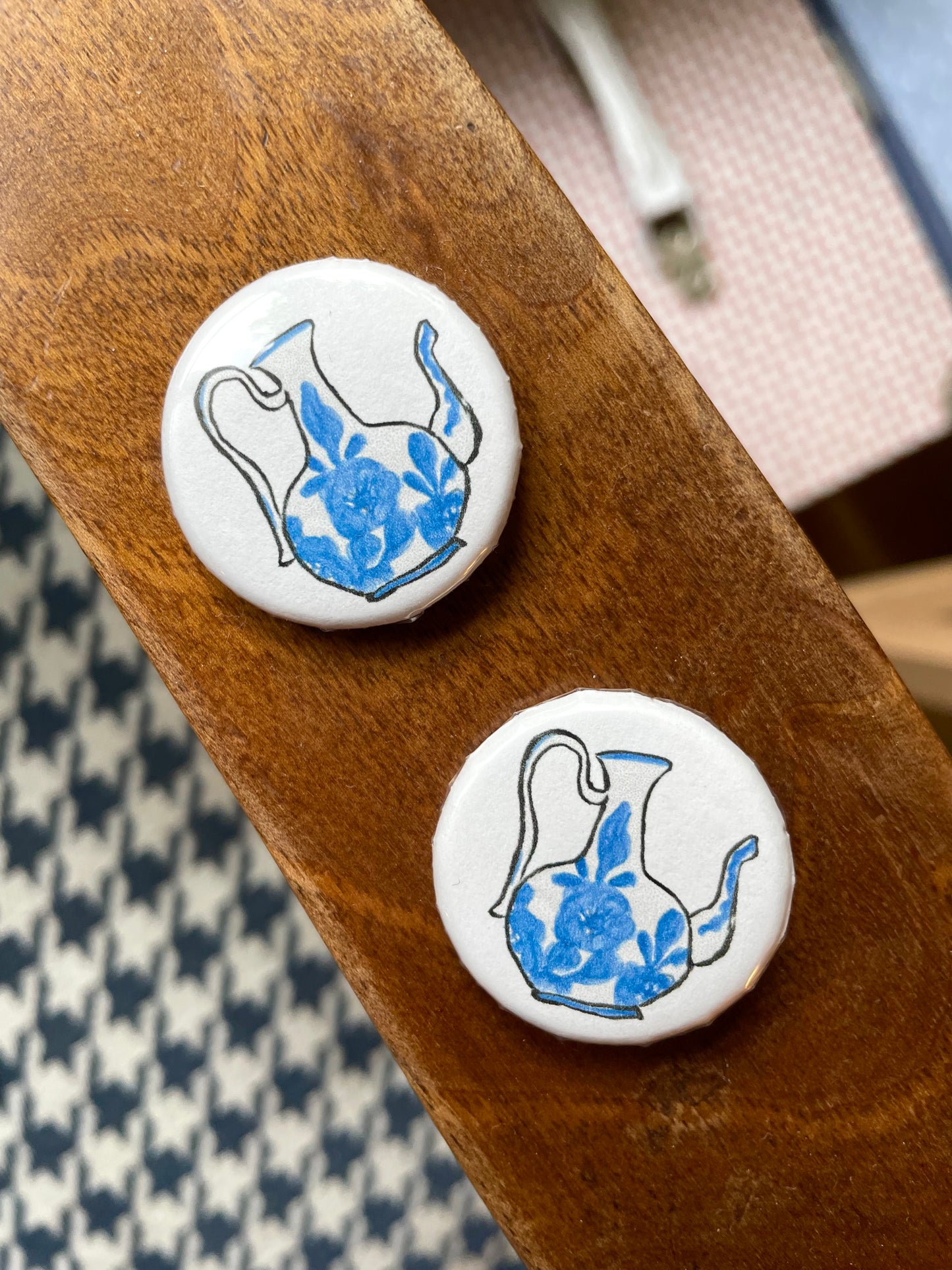 Badge pins « Cruche bleue »