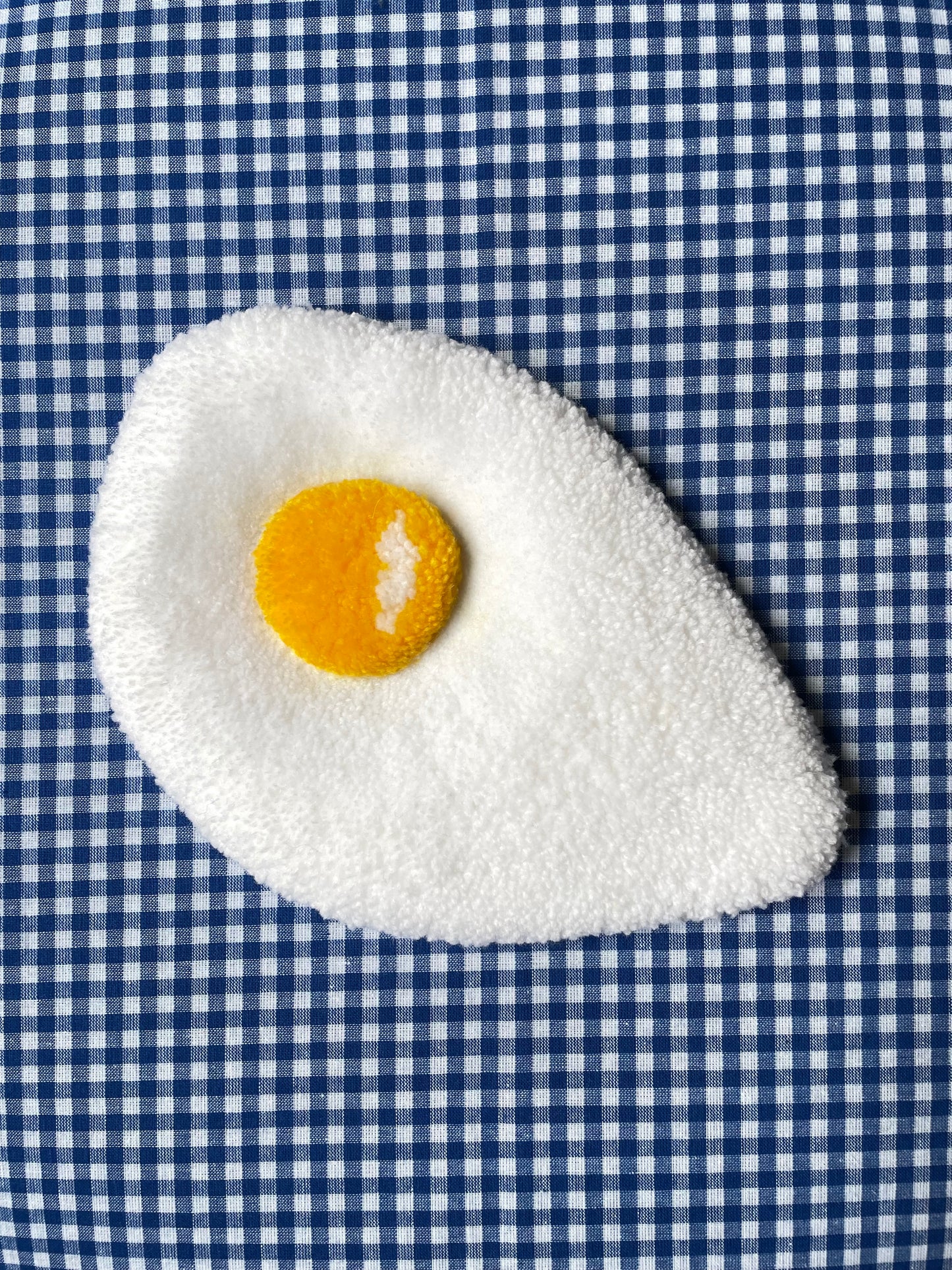 Petit oeuf au plat tufté (à suspendre ou poser)
