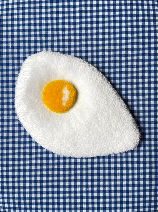 Petit oeuf au plat tufté (à suspendre ou poser)