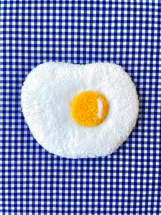 Petit oeuf au plat tufté (à suspendre ou poser)