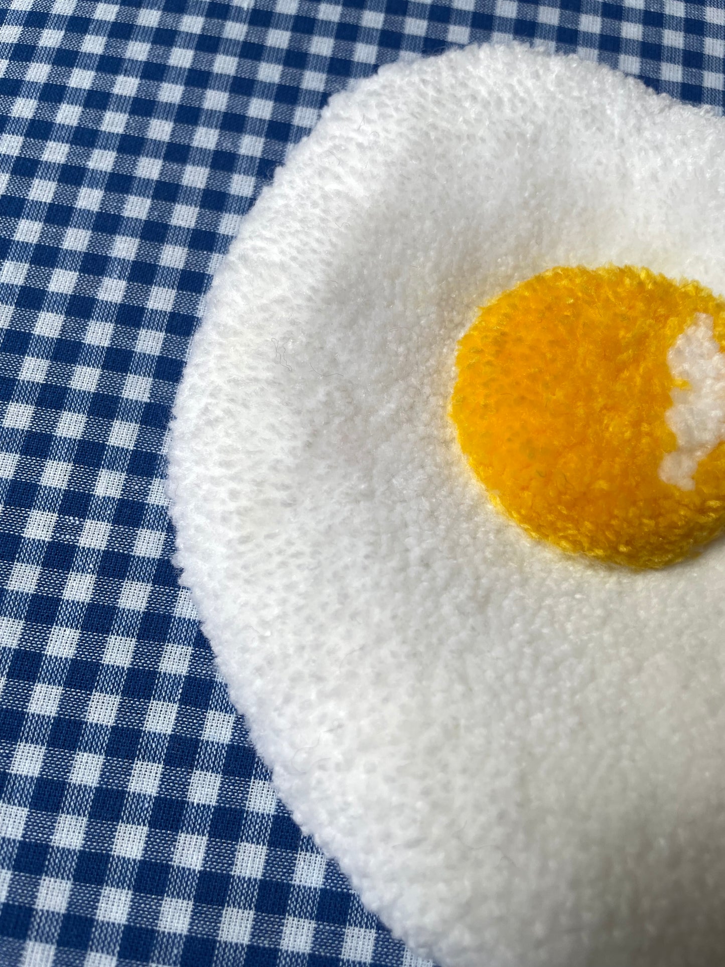 Petit oeuf au plat tufté (à suspendre ou poser)